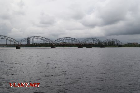08.07.2019 – Riga: po železničním mostě přes Daugavu projíždí elektrická jednotka řady ER2 starší série © Dominik Havel