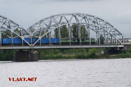 08.07.2019 – Riga: po železničním mostě přes Daugavu jede dlouhý nákladní vlak, vedený lokomotivou řady 2M63 © Dominik Havel