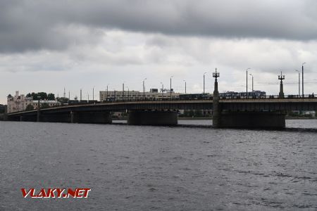08.07.2019 – Riga: tramvajová souprava typu T3A projíždí po mostě Akmens tilts z roku 1957 směrem do centra © Dominik Havel
