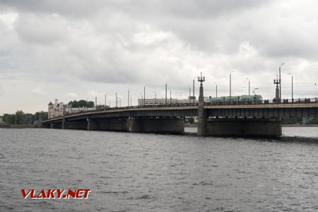 08.07.2019 – Riga: tramvaj typu Škoda 15T projíždí po mostě Akmens tilts směrem do centra © Dominik Havel