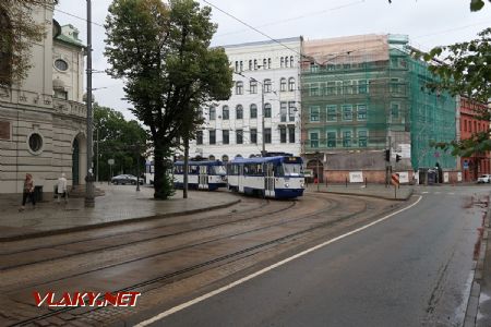 08.07.2019 – Riga: souprava tramvají typu T3A, vedená vozem z roku 1987 po rekonstrukci v roce 2001 projíždí ''esíčkem'' u zastávky Nacionālais teātris © Dominik Havel