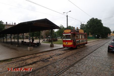 08.07.2019 – Riga: poněkud kýčovitá ''historická tramvaj'', projíždějící zastávkou Mazā Kalna iela, byla vyrobena jako nová v roce 1982 © Dominik Havel