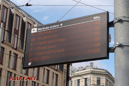 08.07.2019 – Riga: první digitální displej v síti na zastávce 13. janvāra iela ukazuje všechny odjezdy v následující hodině © Dominik Havel