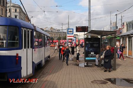 08.07.2019 – Riga: celkový pohled na tramvajovou zastávku 13. janvāra iela se stojící tramvají typu T3A na lince 5 © Dominik Havel