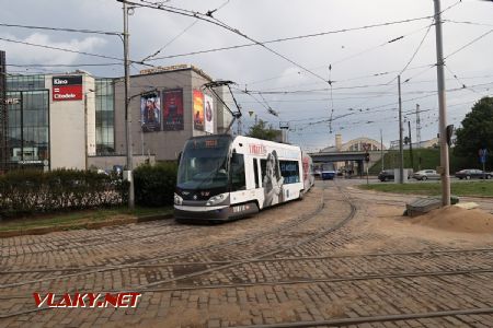 08.07.2019 – Riga: tramvaj typu Škoda 15T ForCity Alfa z roku 2010 projíždí na lince 1 křižovatkou u zastávky Prāgas iela © Dominik Havel