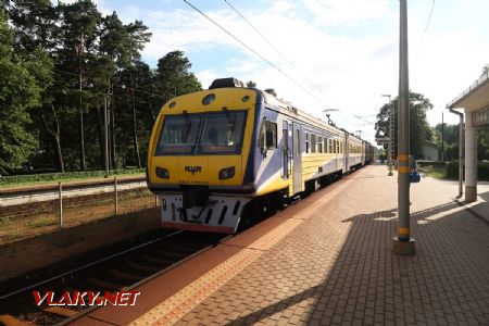 08.07.2019 – Elektrická jednotka řady ER2T, složená v roce 2006, opouští stanici Bulduri směrem do Dubulti © Dominik Havel