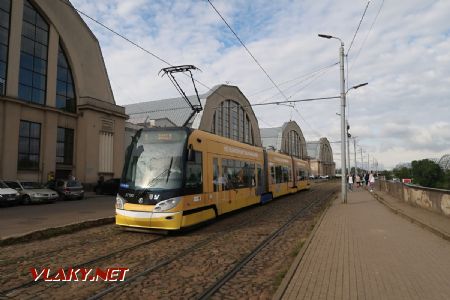 09.07.2019 – Riga: tramvaj typu Škoda 15T ForCity Alfa z roku 2011 projíždí na lince 1 kolem hangárů centrálního trhu © Dominik Havel