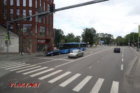 09.07.2019 – Autobus typu MB Connecto z roku 2017 dopravce SEBE projíždí na lince 6 MHD Pärnu kolem autobusového nádraží © Dominik Havel