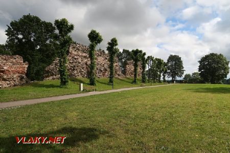 09.07.2019 – Viljandi: zbytky zdí 2. nádvoří ze 13. století na hradě- nádvoří má dnes parkovou úpravu © Dominik Havel
