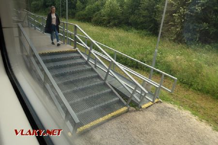 09.07.2019 – Provizorně působící betonové nástupiště zastávky Sürgavere s plechovými přístupy © Dominik Havel
