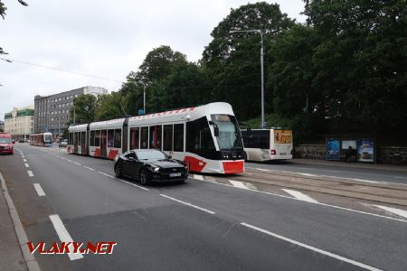09.07.2019 – Tallinn: tramvaj typu CAF Urbos AXL z roku 2015 přijíždí na lince 4 do zastávky Viru © Dominik Havel