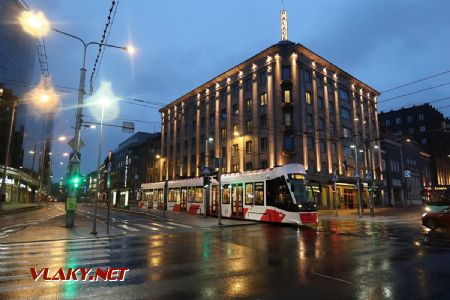 09.07.2019 – Tallinn: tramvaj typu CAF Urbos AXL z roku 2015 stojí v zastávce Vabaduse väljak směrem z centra města © Dominik Havel