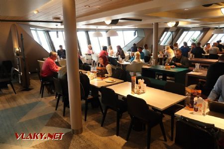 10.07.2019 – Zcela zaplněný jídelní prostor bufetu na trajektu Megastar z roku 2017 dopravce Tallink Shuttle © Dominik Havel