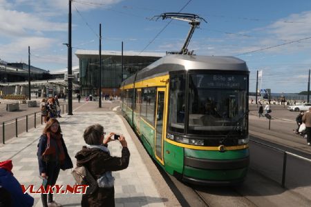 10.07.2019 – Helsinki: tramvaj Škoda ForCity Smart Artic z roku 2016 přijíždí na pozadí trajektového terminálu do zastávky Länsiterminaali T2/Västra terminalen T2 © Dominik Havel