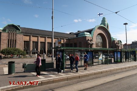 10.07.2019 – Helsinki: pohled na výpravní budovu centrálního nádraží z tramvajové zastávky Rautatieasema/Järnvägsstationen © Dominik Havel