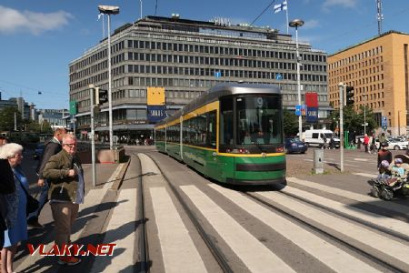 10.07.2019 – Helsinki: novotou vonící tramvaj typu Škoda ForCity Smart Artic opouští na lince 9 zastávku Rautatieasema/Järnvägsstationen u nádraží © Dominik Havel