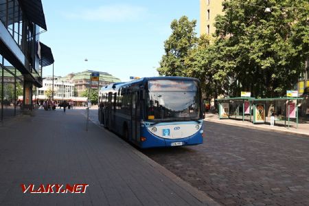 10.07.2019 – Helsinki: autobus typu Lahti Scala z roku 2009 stojí na konečné linky 2X Elielinaukio/Elielplatsen u nádraží © Dominik Havel