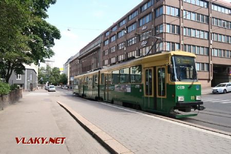 10.07.2019 – Helsinki: tramvaj typu Valmet II z roku 1985 přijíždí na lince 3 do zastávky Kaarlenkatu/Karlsgatan © Dominik Havel