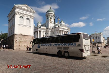 10.07.2019 – Helsinki: dálkový autobus polského dopravce Exodus-Jaworski stojí před katedrálou na náměstí Senaatintori/Senatstorget © Dominik Havel