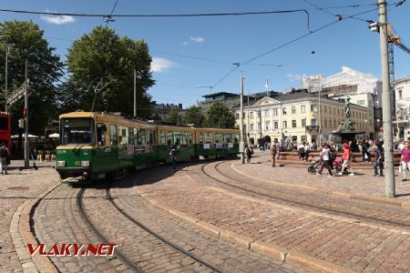 10.07.2019 – Helsinki: tramvaj typu Valmet II z roku 1984 přijíždí z centra města do zastávky Kauppatori/Salutorget © Dominik Havel