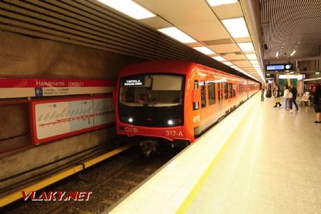 10.07.2019 – Helsinki: souprava metra typu CAF M300 z roku 2016 přijíždí do stanice Hakaniemi/Hagnäs ze směru Mellunmäki/Mellungsbacka © Dominik Havel