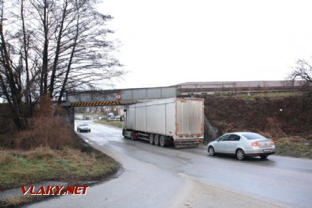 Kamióny majú často problém prejsť popod most; 4.1.2013 © Miroslav Sekela
