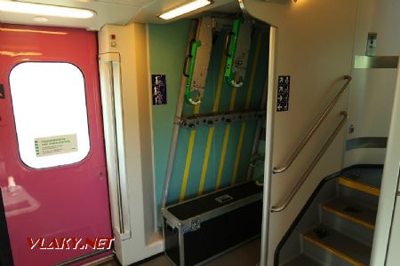 10.07.2019 – Prostor pro objemná zavazadla u vstupních dveří servisního vozu řady Edfs © Dominik Havel