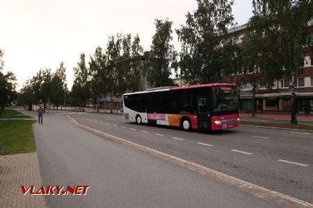10.07.2019 – Oulu: autobus typu Setra S415LE dopravce OTP Oulu z roku 2017 opustil na lince 7 zastávku Rautasaari nedaleko nádraží © Dominik Havel