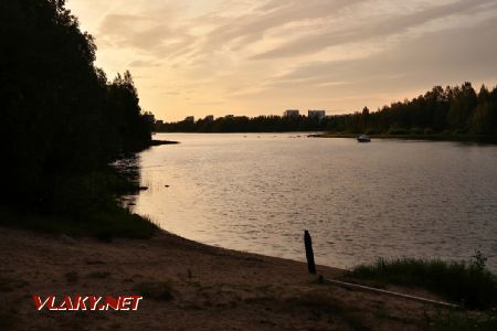 10.07.2019 – Oulu: pomalý západ Slunce nad zálivem Hartaanselkä ve 22:35 © Dominik Havel