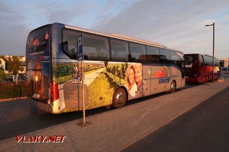 10.07.2019 – Oulu: odstavený rakouský zájezdový autobus reklamuje na parkovišti vedle divadla krásy jižní Moravy © Dominik Havel