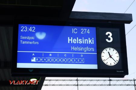 10.07.2019 – Dvoujazyčný informační systém na nádraží v Oulu obsahuje všechny potřebné informace © Dominik Havel