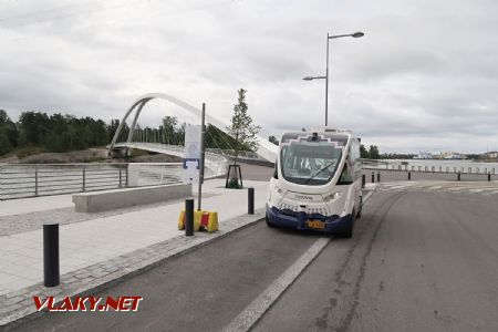 11.07.2019 – Helsinki: automaticky řízený minibus značky Navya, zvaný Robobus, stojí na konečné zastávce Isoisänsilta/Farfarsbron © Dominik Havel