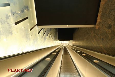 11.07.2019 – Helsinki: dlouhé eskalátory ve stanici metra Koivusaari/Björkholmen dokazují, že se jedná o nejhlubší stanici v systému s nástupištěm v hloubce 30 metrů © Dominik Havel