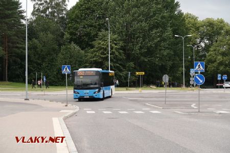 11.07.2019 – Helsinki: autobus typu VDL Citea SLE-129 z roku 2013 přijíždí na lince 552 do zastávky Aalto-yliopisto/Aalto-universitetet © Dominik Havel