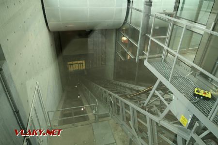 11.07.2019 – Šikmý výtah a stavební příprava pro druhý z vestibulu do nástupištní úrovně železniční stanice Aviapolis © Dominik Havel