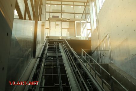 11.07.2019 – Šikmý výtah a stavební příprava pro druhý z vestibulu do nástupištní úrovně železniční stanice Aviapolis © Dominik Havel