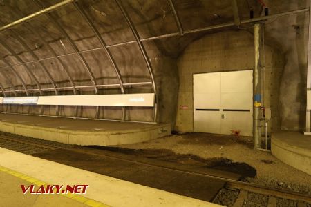 11.07.2019 – Záhadná vrata s přístupem pro silniční vozidla v podzemní železniční stanici Aviapolis © Dominik Havel