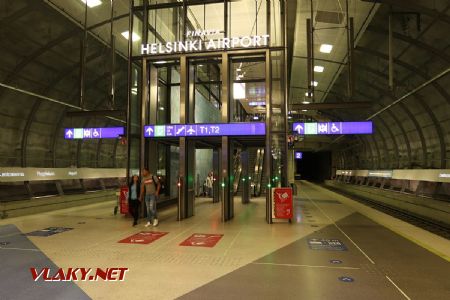 11.07.2019 – Výstup z nástupiště podzemní železniční stanice Lentoasema/Flygplatsen do areálu letiště © Dominik Havel