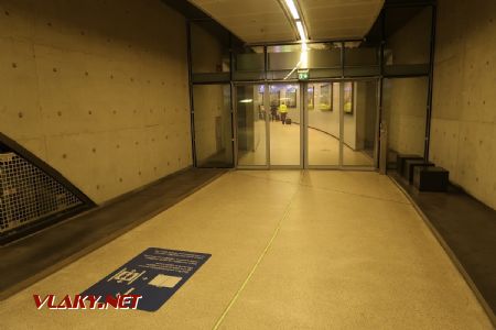 11.07.2019 – I v železniční stanici Lentoasema/Flygplatsen musí cestující z nástupiště na letiště projít dlouhými podzemními chodbami © Dominik Havel