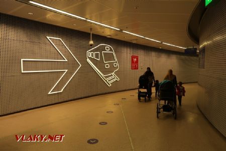 11.07.2019 – Podzemní chodby v železniční stanici Lentoasema/Flygplatsen jsou výrazně označeny symboly vlaku a letadla © Dominik Havel