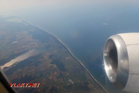 11.07.2019 – Pohled z letadla společnosti Smartwings na polské pobřeží Baltu, dole je Jezioro Żarnowieckie kousek od Gdyně © Dominik Havel