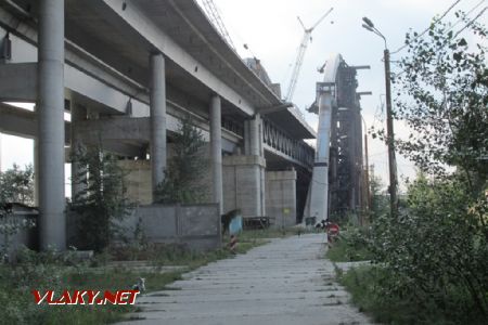 Kyjev: rozestavěný dálniční most přes Dněpr a Desenku, 3. 8. 2017 © Libor Peltan