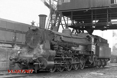 Lokomotiva 524.012 pod zauhlovacím jeřábem v LD Č.Třebová v roce 1968; zdroj: Facebook