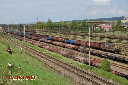 Pohled na vjezdové nádraží s přísunem a lokomotivou 111.017 na 1. záloze dne 8.5.2013 © Pavel Stejskal