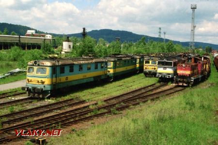 Pionýrské nádraží jako odkladiště lokomotiv čekajících na šrotaci, 24.5.2004 © Pavel Stejskal
