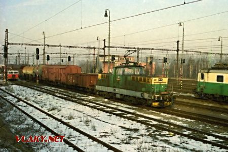 Přísun vlaků ke svážnému pahrbku zálohou Z 1 (111.030), 9.1.2003 © Pavel Stejskal