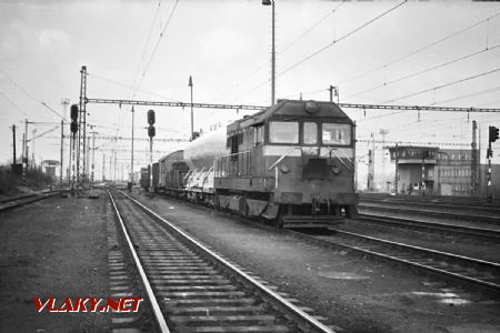 Lokomotiva T 458.1144 přisouvá vlak ke svážnému pahrbku, 29.3.1988 © Pavel Stejskal