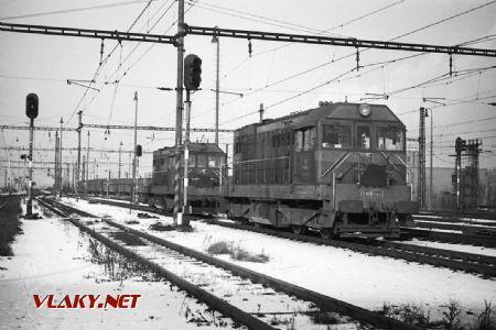 Lokomotivy T 458.1144 a 154 na 1. a 2. záloze na vjezdovém nádraží 12.12.1987 © Pavel Stejskal