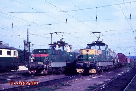 Lokomotiva E 458.1019 (Z 8) a E 458.1032 (Z 6) v odjezdové skupině © Pavel Stejskal