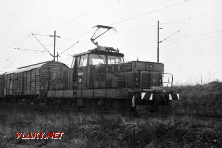 Ve 2. stahovací koleji veze lokomotiva 111.032 (Z 6) vlak do odjezdové skupiny, 22.2.1994 © Pavel Stejskal
